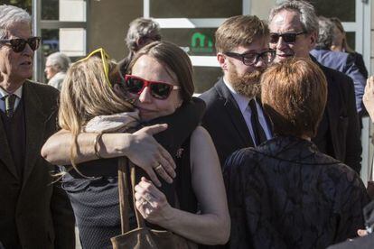 Clara de Cominges, hija de Margarita Rivière, recibe el consuelo de una amiga tras el funeral