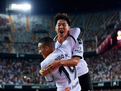 Kangin Lee celebra su gol con Rodrigo.