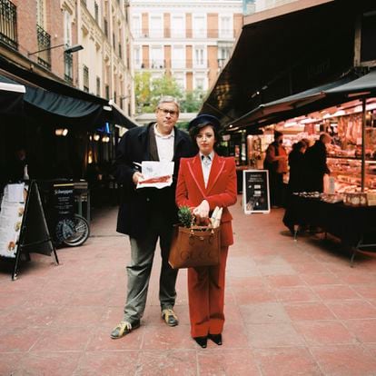 Los escritores Juan Manuel de Prada y Elizabeth Duval posan en una de las zonas al aire libre del Mercado de la Paz, en el madrileño barrio de Salamanca.