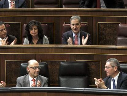 Montoro recibe el aplauso de los ministros de Justicia e Interior, Alberto Ruiz Gallard&oacute;n y Jorge Fern&aacute;ndez D&iacute;az.