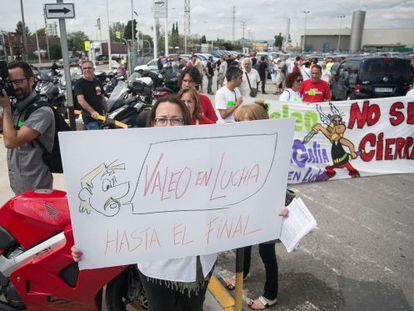 Trabajadores de Valeo protestan en la sede de Nissan en la Zona Franca.