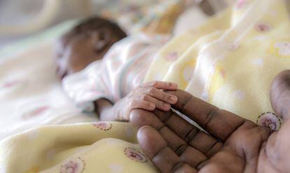 Un recién nacido en Sudán del Sur. Su madre falleció durante el parto el pasado enero de 2018.