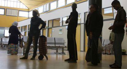 Inmigrantes sin papeles esperan en el centro de salud Alameda, de Madrid. Eran los &uacute;ltimos d&iacute;as de agosto, en septiembre sus tarjetas se fueron desactivando.