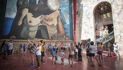 Interior del Museo Dalí de Figueres (en la zona en la que está el pintor enterrado) lleno de visitantes.