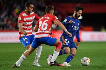 Isco, defended by Isma Ruiz and Montoro, this Sunday in Granada.