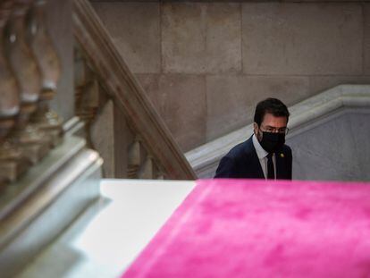 Aragonès en las escaleras del Parlament el pasado 30 de marzo.