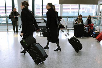 Azafatas de Alitalia en el aeropuerto de Fiumicino, Roma