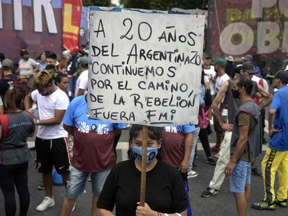 Una protesta en Plaza de Mayo, en Buenos Aires, este lunes.