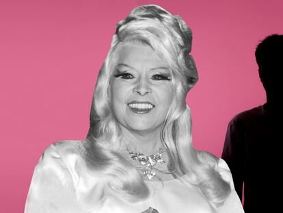 La actriz Mae West en la década de los setenta, cuando fue de nuevo reivindicada por los medios y los fans. Entre ellos se encontraba uno llamado David Johnson, que conoció un misterioso final.
