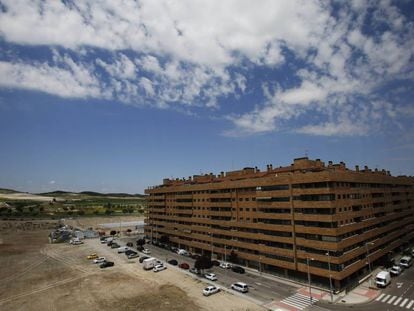 Urbanización El Quiñón, en Seseña, con el antiguo vertedero de neumáticos al fondo, el pasado jueves.