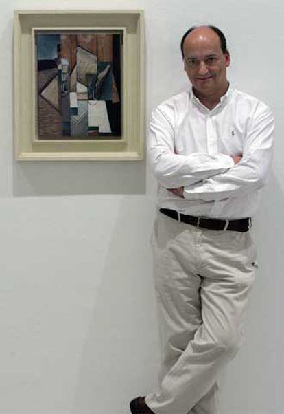 Gustavo Martín Garzo ante uno de los cuadros de Juan Gris.