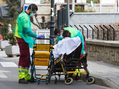 Personal sanitario recogiendo a una paciente de coronavirus en Cercedilla el pasado 15 de marzo.