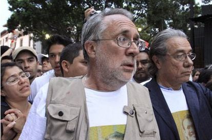 El poeta Javier Sicilia y el actor Eward James Olmos, ataviados con camisetas que llevan la cara de Juan Francisco Sicilia, asesinado y torturado la semana pasada en Morelos, en la manifestación por el fin de la violencia en México.