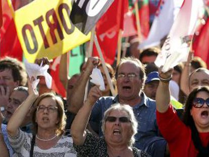 Manifestantes de la CGTP respaldan en las afueras del parlamento portugués la moción de censura al Gobienro conservador, en la tarde del martes.