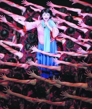 La soprano Peng Liyuan, en una actuación dentro de los fastos de conmemoración del 80º aniversario de la fundación del Ejército Popular de Liberación, el brazo armado del Partido Comunista Chino, en Pekín, en julio de 2007.