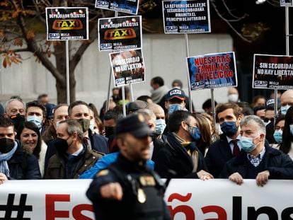 Los líderes de Vox, Santiago Abascal, y el PP, Pablo Casado, participan junto a otros dirigentes de sus partidos en la protesta policial contra la reforma de la 'ley mordaza' celebrada este miércoles en Madrid.