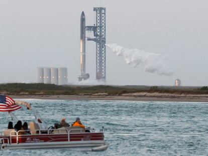 Un grupo de espectadores observa la nave Starship, este lunes en Texas.