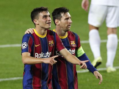 Messi y Pedri, festejan un gol en la Champions.