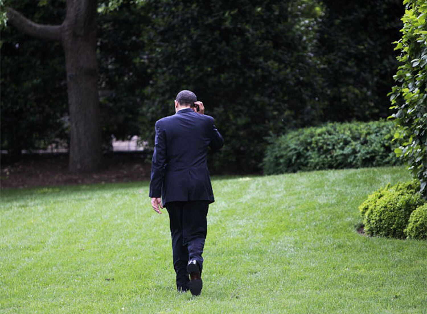 El presidente Barack Obama camina por los jardines de la Casa Blanca.