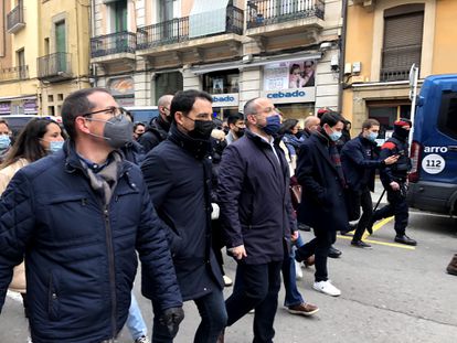 Alejandro Fernádez, en el centro de la imagen, este sábado en Vic. A la derecha, la furgoneta de los Mossos.