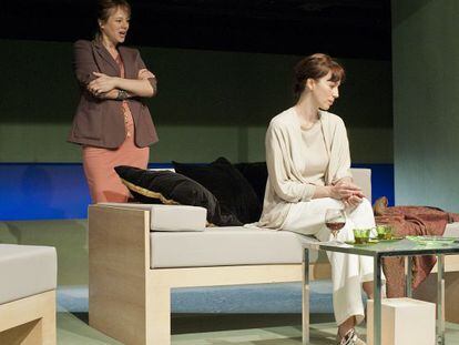 Emma Suárez y Ariadna Gil, en una escena de 'Viejos tiempos', de Harold Pinter.