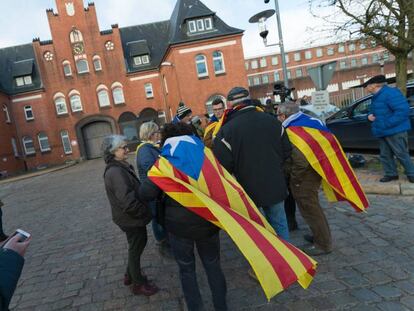 Expectació davant de la presó de Neumünster (Alemanya).