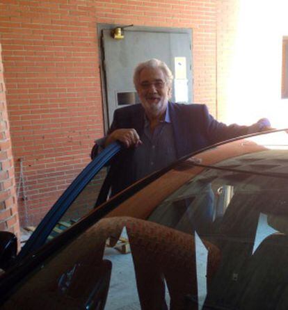 El tenor Plácido Domingo a su salido del hospital, en una imagen difundida por el artista en su cuenta de Twitter.