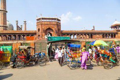 Una de las puertas de la Mezquita del Viernes, en Delhi (India).
