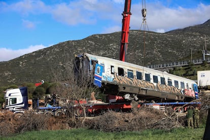 Los equipos técnicos retiran un vagón de tren de la escena del accidente, este viernes.