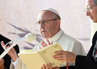 El papa Francisco oficia el V&iacute;a Crucis durante la Jornada Mundial de la Juventud en el parque Blonia de Cracovia (Polonia).
