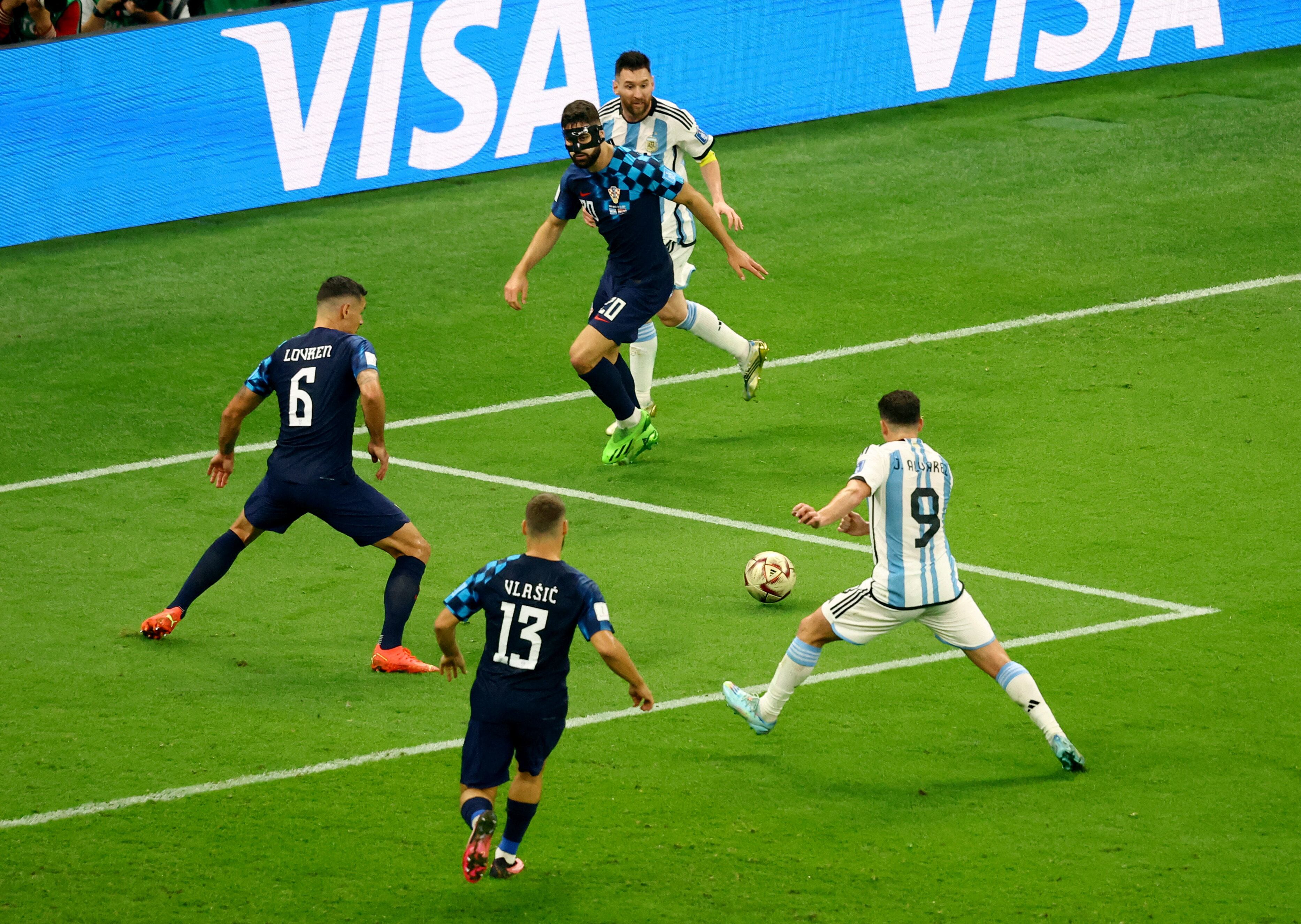 Messi asiste a Julián Álvarez.