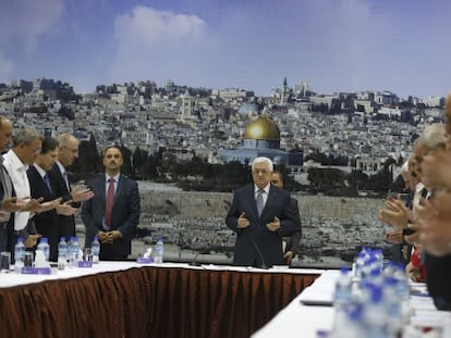 El presidente Abbas, en el centro, lee el Corán antes de una reunión en Ramala, Cisjordania, el 26 de agosto