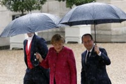 Angela Merkel y François Hollande ayer en París.