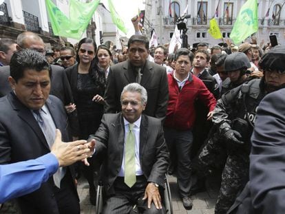 Len&iacute;n Moreno, rodeado de seguidores ayer en Quito. 
