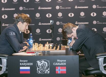 Carlsen intenta recordar sus análisis durante la apertura