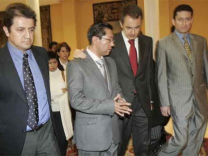 Rodríguez Zapatero coge del hombro a Santiago Morales tras la entrevista de ambos en La Moncloa.