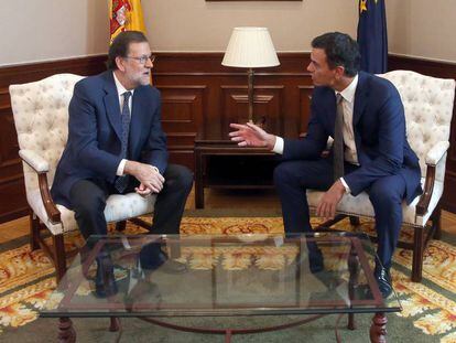 Reuni&oacute;n de Mariano Rajoy y Pedro S&aacute;nchez en el Congreso el pasado a&ntilde;o.