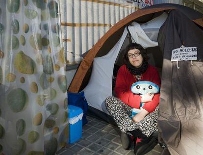 Nati López, en la tienda de campaña dónde protesta.