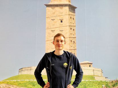 Jonas Vingegaard, ayer, el A Coruña, ante un póster de la Torre de Hércules.