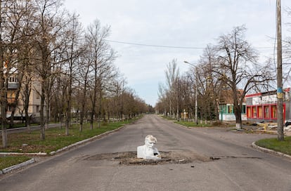 Un busto de Lenin impide el paso de los coches de Liman, Ucrania, el 11 de abril de 2023