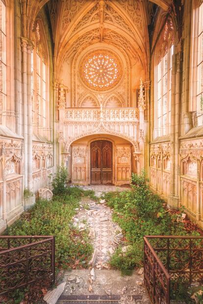 Los ‘urbex’, acrónimo de “exploradores urbanos”, encuentran inspiración en espacios deshabitados. Uno de estos curiosos aventureros es el fotógrafo <a href="https://romanrobroek.nl/" target="_blank">Roman Robroek</a>, quien retrata “fantásticos lugares olvidados en Europa” en ‘Oblivion’ (('Patrimonio abandonado', en español, <a href=" https://jonglezpublishing.com/es/ " target="_blank">Editorial Jonglez</a>), libro sobre patrimonio abandonado en el que ha plasmado 10 años de exploración. Como es habitual entre los ‘urbex’, Robroek no revela las localizaciones exactas de sus descubrimientos, para evitar el vandalismo. De las capillas e iglesias fuera de uso que asoman en su libro, por ejemplo, solo podemos saber que se encuentran en Italia, Francia y Bélgica. “Echar un vistazo tras las puertas cerradas de un edificio religioso es siempre una experiencia única. A menudo suelo encontrar ropa, libros antiguos u objetos litúrgicos. Estas casas de Dios abandonadas nunca caerán en el olvido”, comenta.
