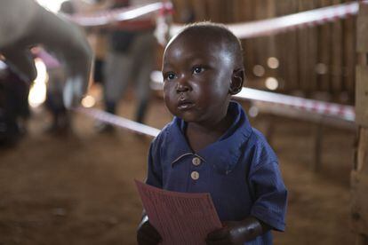 Es imprescindible que se desarrollen vacunas que necesiten menos dosis, así como vacunas combinadas que permitan la inmunización completa de un niño en un número mínimo de visitas. En la imagen, un niño espera turno para ser vacunado en Kalonge, en República Democrática del Congo.