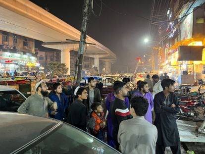 Unos ciudadanos tras salir de un restaurante, poco después de sentir el terremoto, este martes en Lahore (Pakistán).