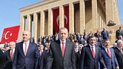 Recep Tayyip Erdogan visita el mausoleo de Atatürk en el centenario de la proclamación de la República de Turquía, este domingo en Ankara.