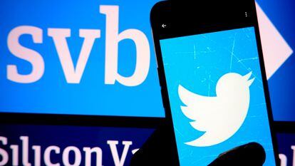 El icónico pájaro de Twitter aparece en una pantalla que eclipsa al logo de Silicon Valley Bank.
