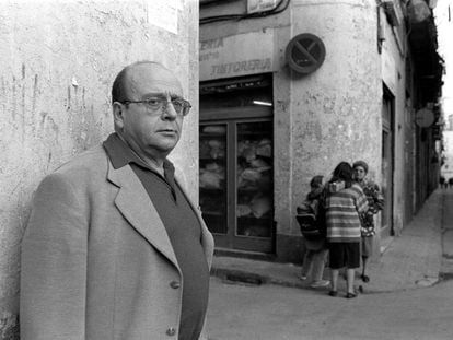 Manuel V&aacute;zquez Montalb&aacute;n, en una calle de Barcelona,en febrero de 1997. 