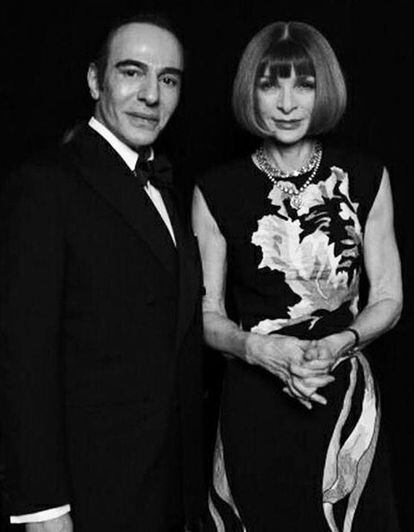Galliano reapareció en el mundo de la moda por todo lo alto: entregó el premio a Anna Wintour y después se fotografió con ella, que estrenó uno de sus diseños para Margiela.