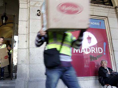 Agentes de la Guardia Civil sacaban el miércoles cajas de documentos de la Junta Municipal del Distrito de Centro.
