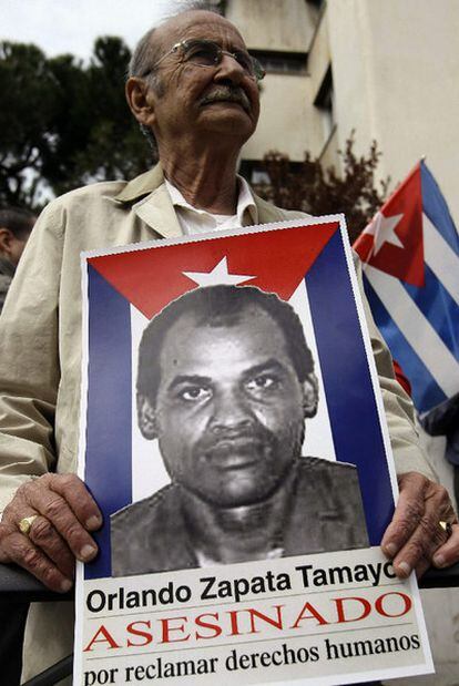 Un manifestante porta el 28 de marzo una foto de Orlando Zapata ante la Embajada cubana en Madrid.