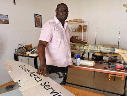 Aziz KountchxE9 posa en su taller en Niamey. Es un emprendedor en aeronáutica con una compañía de drones en Níger.